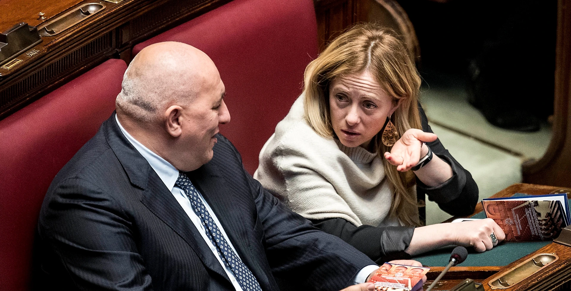 Giorgia Meloni e Guido Crosetto fermano Silvio Berlusconi sull'ammucchiata: "Non lo facciamo"