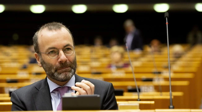Mes e Recovery Fund, Manfred Weber svela la fregatura: "Aiuti all'Italia ma controllare come li usa. Non ci potete pagare le pensioni"