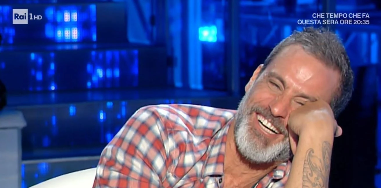 Domenica In, Raz Degan ride e Mara Venier lo zittisce in diretta: "Perché non parli di Paola Barale?" Gelo