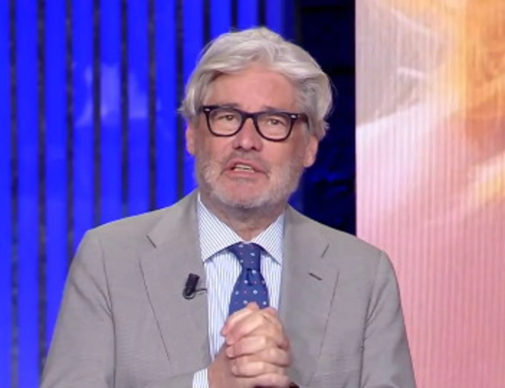 Dritto e rovescio, Del Debbio sbotta: "Mettetevi una mano sul cervello"