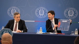 Green pass subito cancellato? Indiscrezioni, clamorosa accelerazione: perché Draghi "fa fuori" Speranza