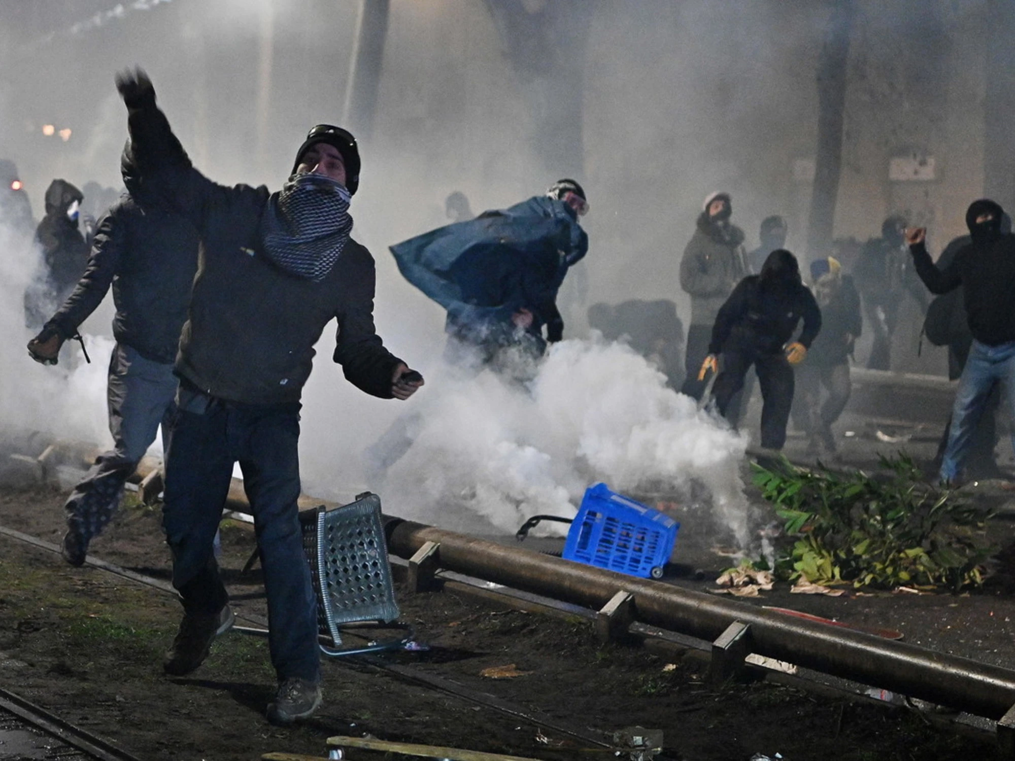 Scontri a Torino, Giorgia Meloni mette all'angolo le toghe. Imbarazzo a sinistra