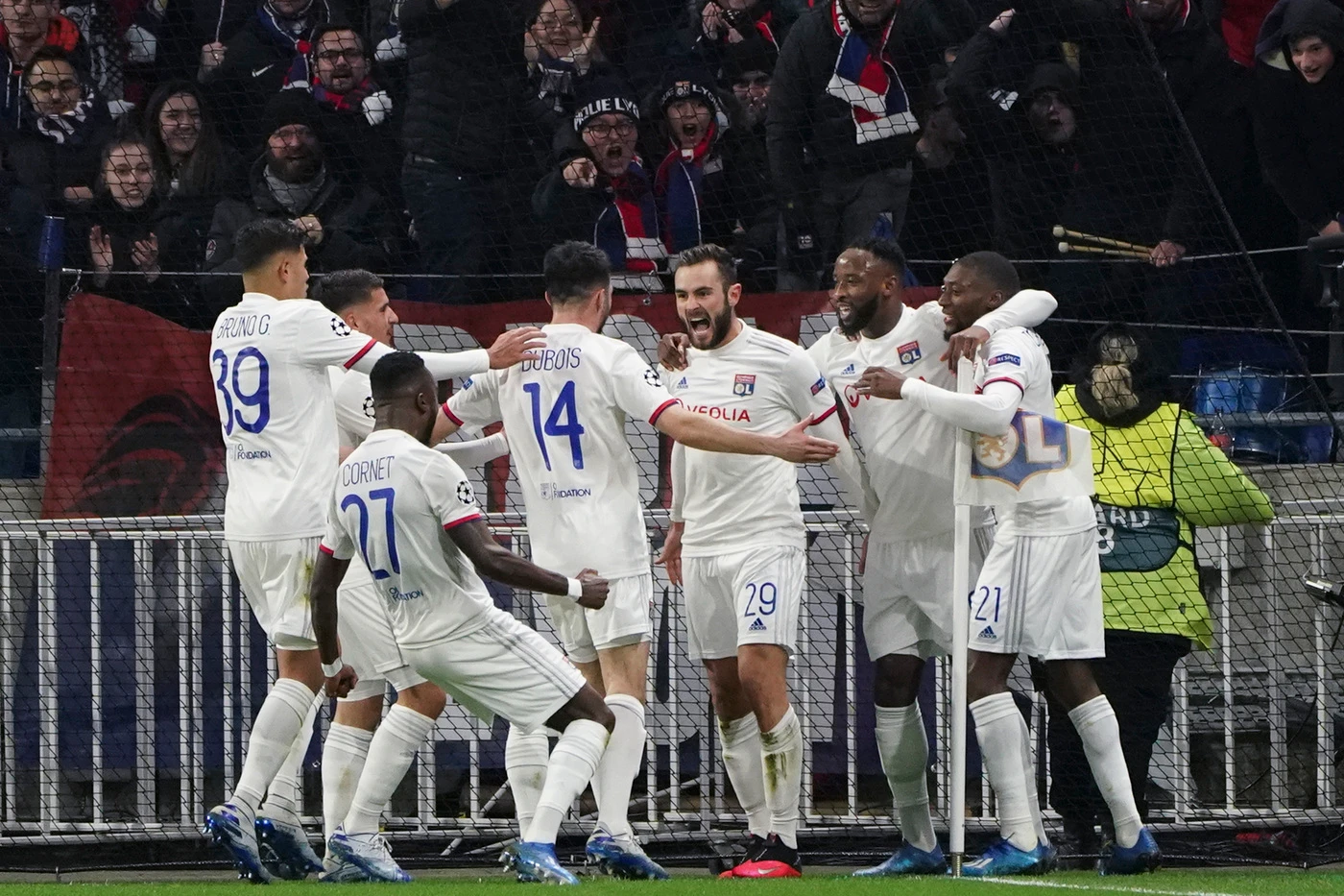 Juve, che tonfo a Lione. La Champions si complica, sconfitta 1-0: Sarri, un mister nel mirino