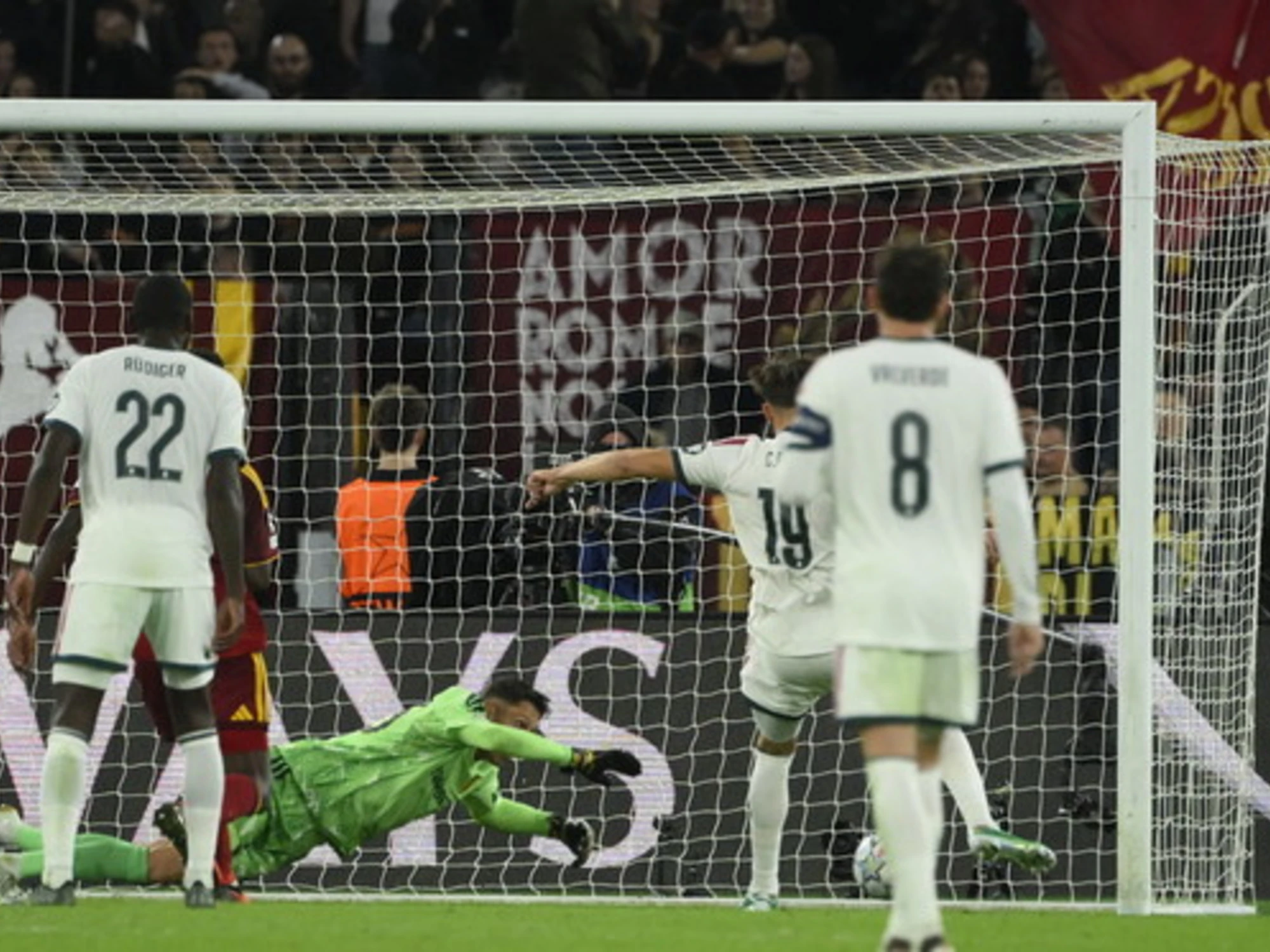 Champions, per la Roma una beffa Real: Mou la ribalta in 8', clamoroso 4-3