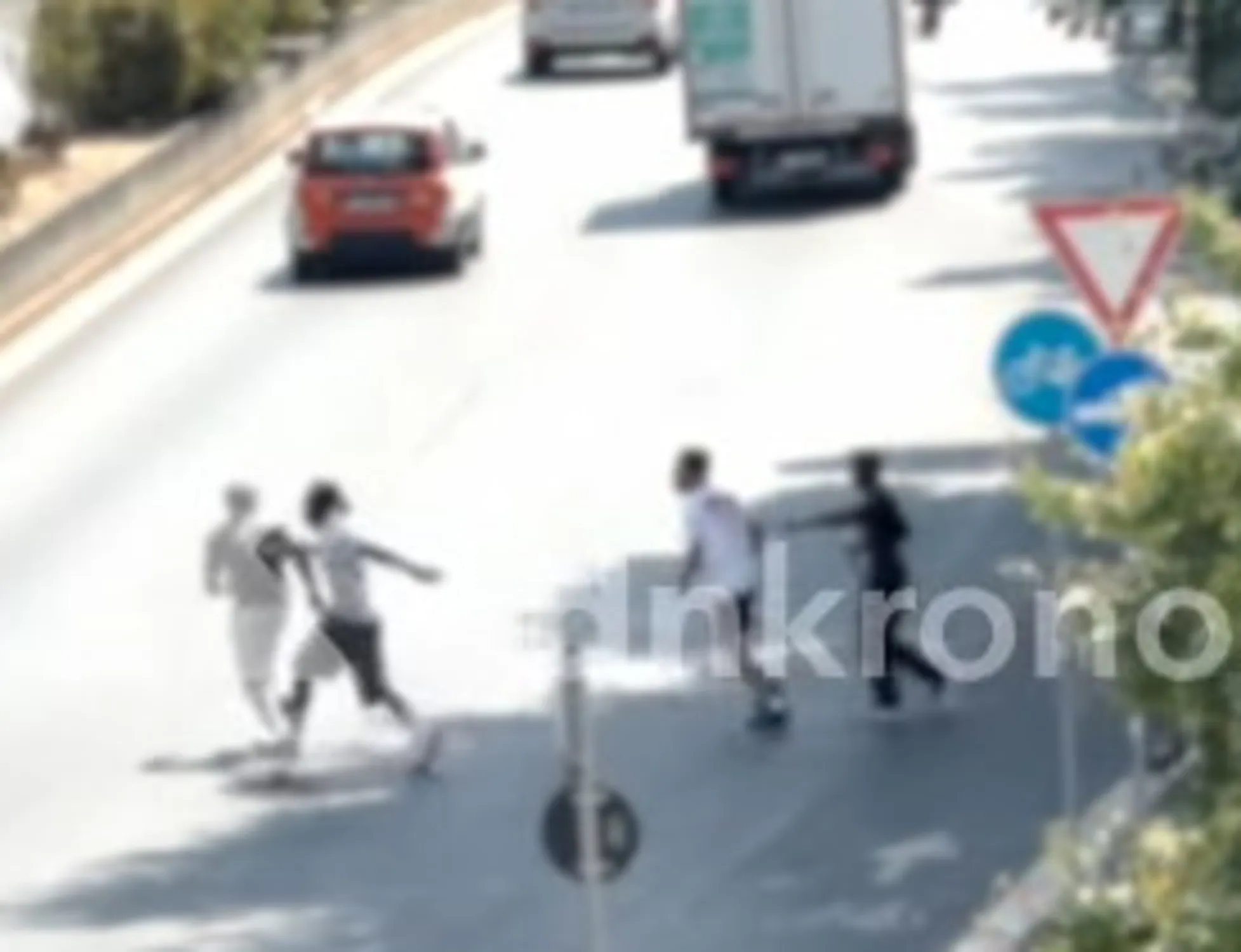 Leggi l'articolo: Botte, sprangate e oggetti che volano: immigrati seminano il panico in centro a Milano <span style="color: rgb(153, 0, 0);">Video</span>