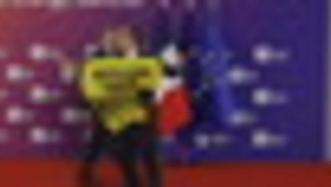 Blitz di Greenpeace da Macron al summit sull'energia nucleare