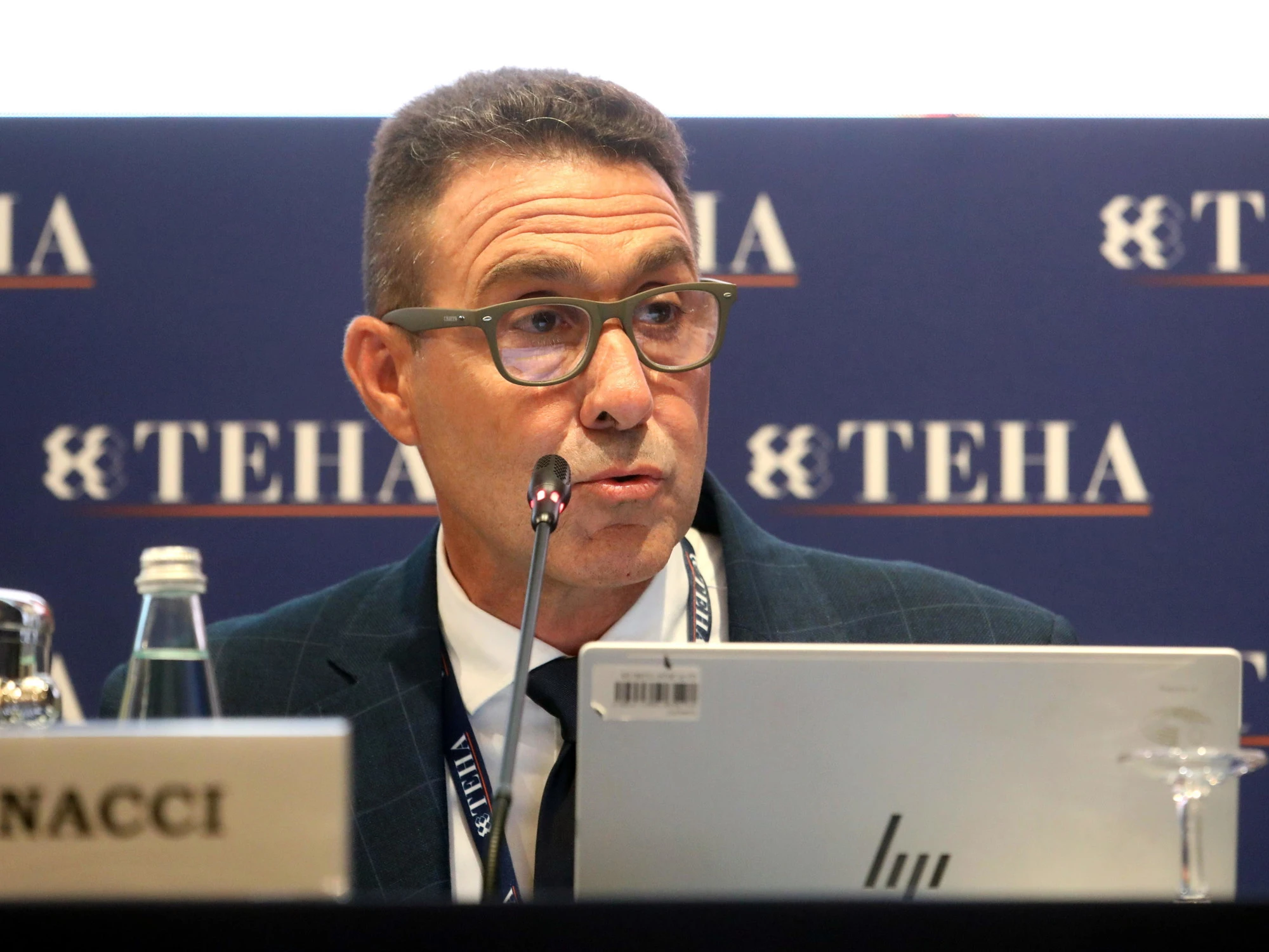 Roberto Vannacci, a Cernobbio "gabba" Mario Monti: l'inattesa reazione della platea