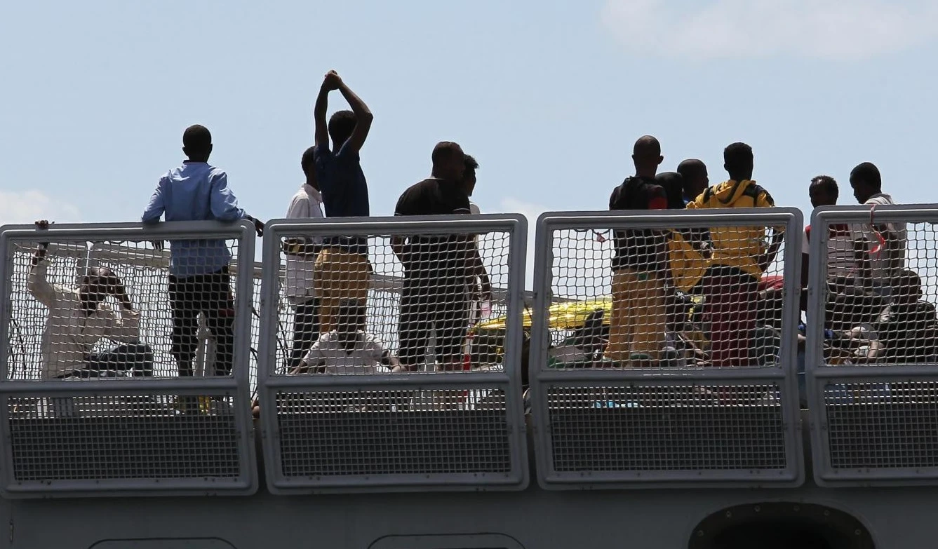 AgCom, tv buonista per legge: il decalogo per difendere gli immigrati, conduttori a rischio multa