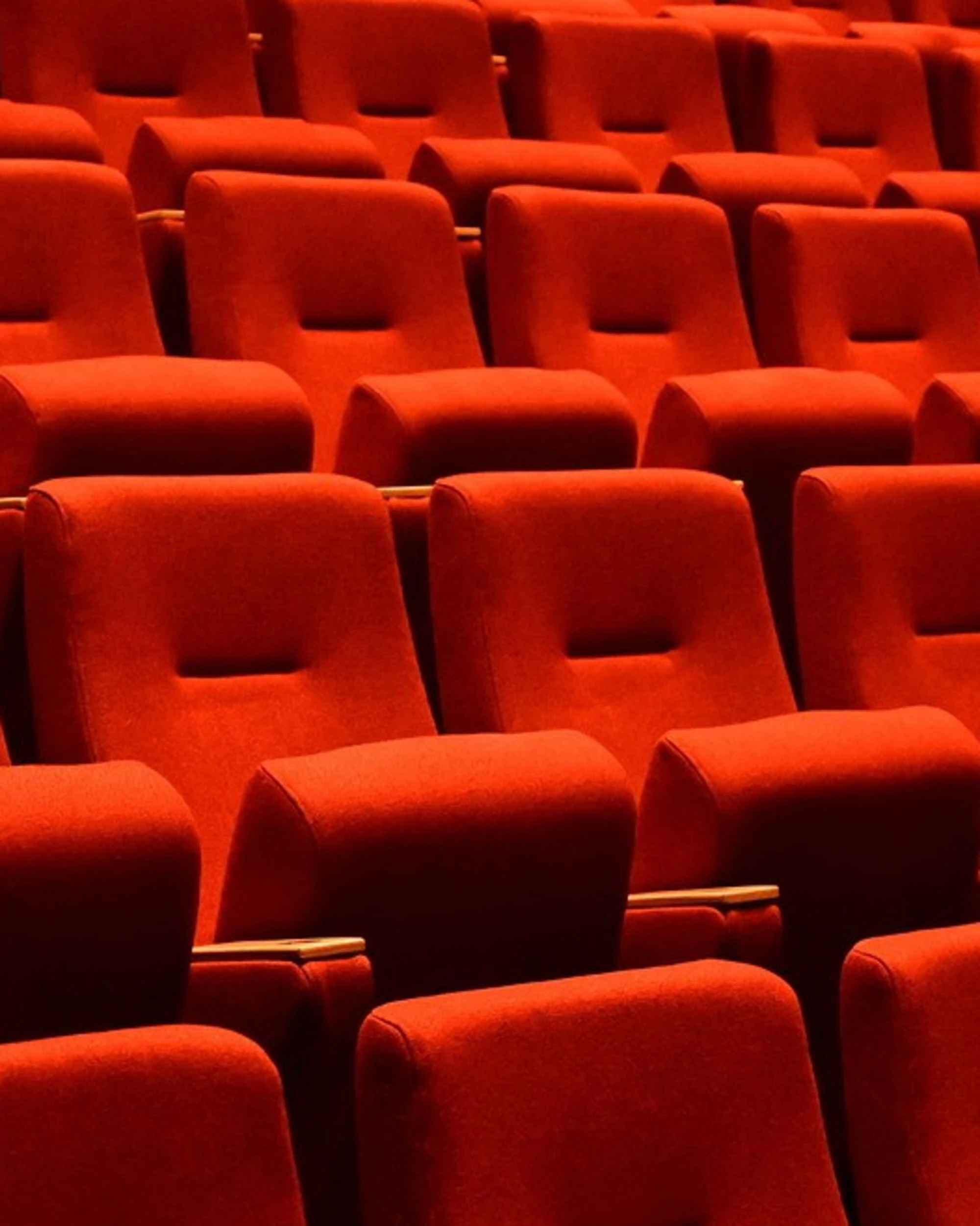 Registi e artisti di sinistra si lamentano ma lo Stato deve tagliare le spese inutili