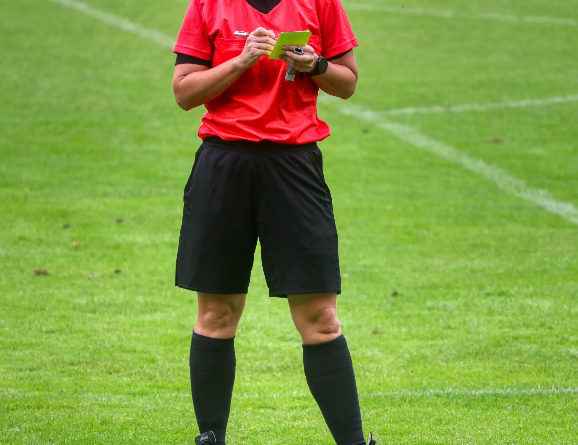 Leggi l'articolo: Arbitro chiede permesso di soggiorno a due calciatori immigrati, si scatena il caos