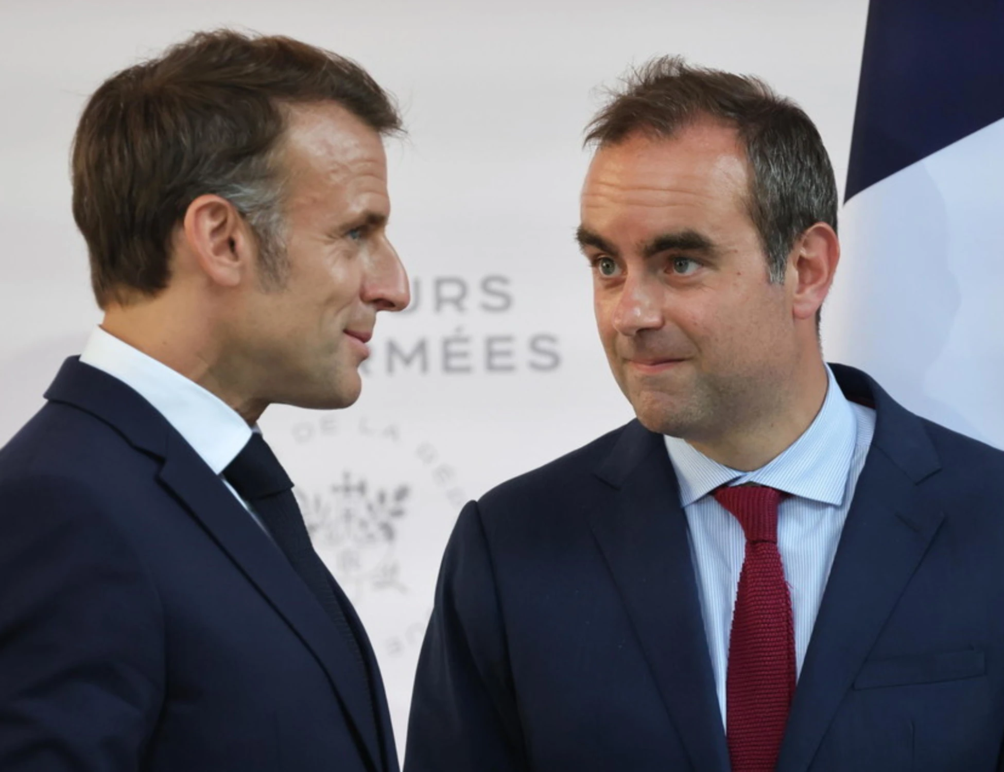 La mossa anti-crisi del geniale Macron: esce e torna Lecornu