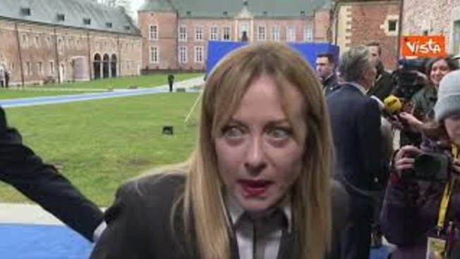 Fuorionda della premier Meloni durante il punto stampa in Belgio: "Sto congelando"