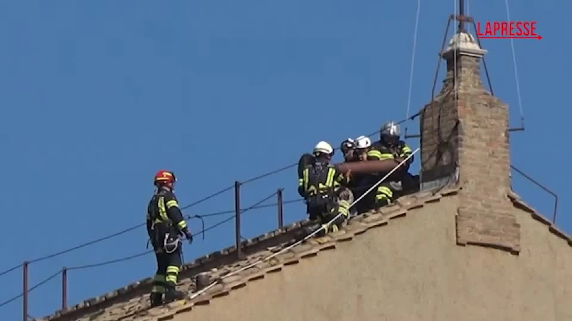 Conclave, allestito il comignolo per la fumata sulla Cappella Sistina