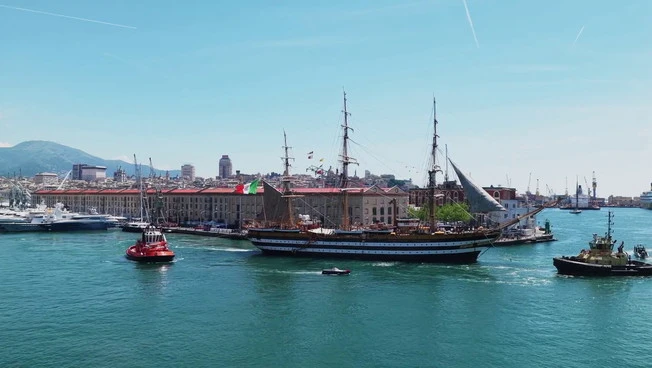 La Nave Amerigo Vespucci salpa dal Porto di Genova, le immagini dal drone