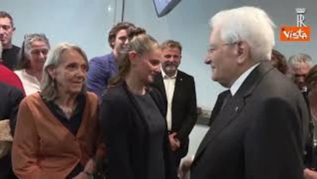 Mattarella a Linate, l'abbraccio con i parenti delle vittime dell'incidente aereo del 2001