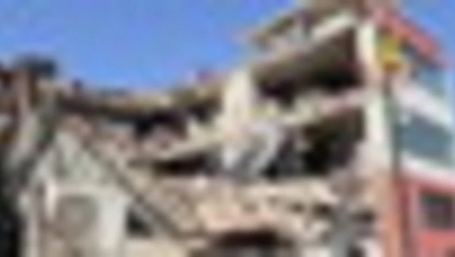 Crolla edificio a Messina: vigili del fuoco alla ricerca dei dispersi