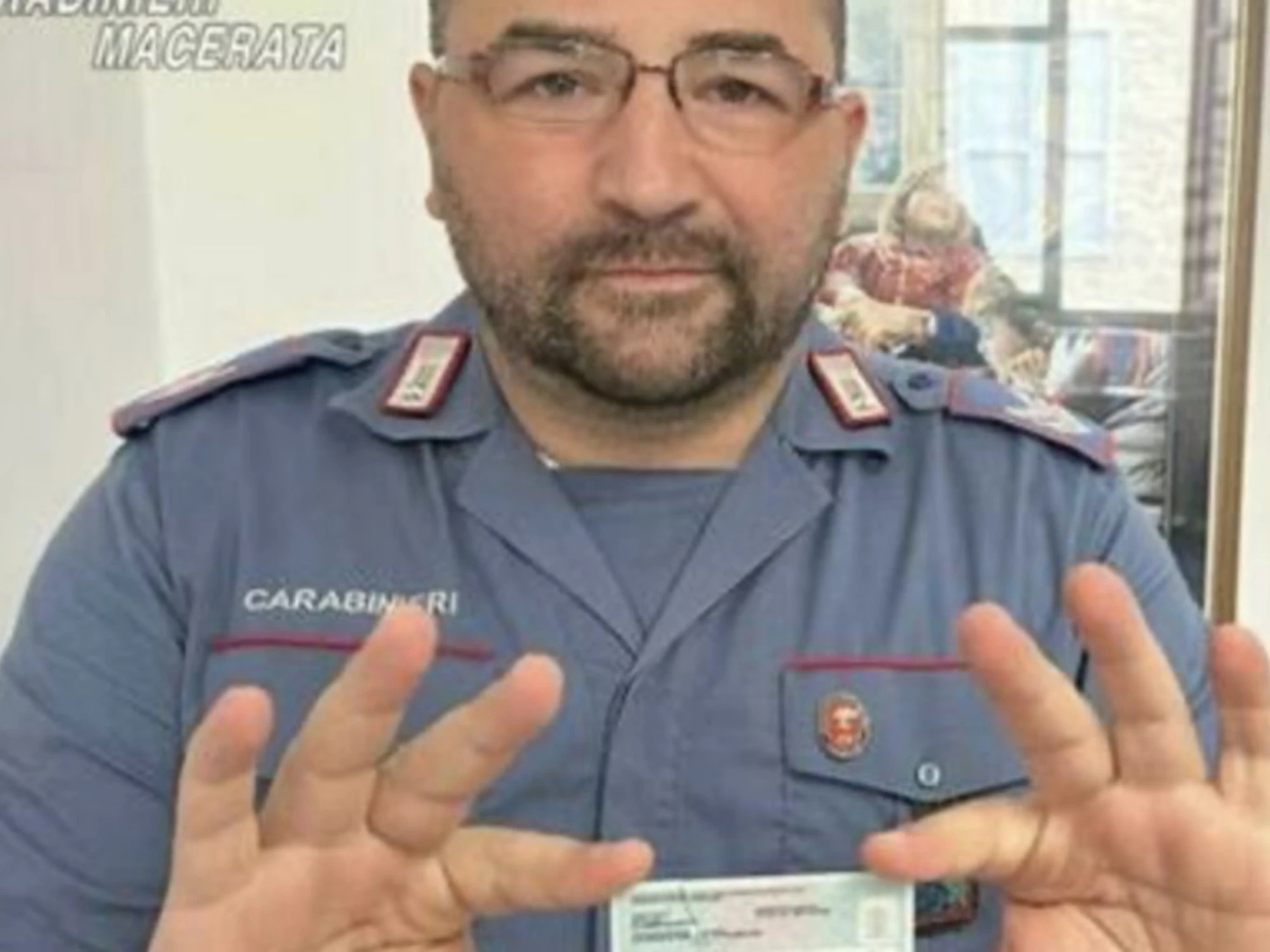 Va in caserma per contestare una multa, i carabinieri notano una cosa sulla sua carta d'identità: è nei guai
