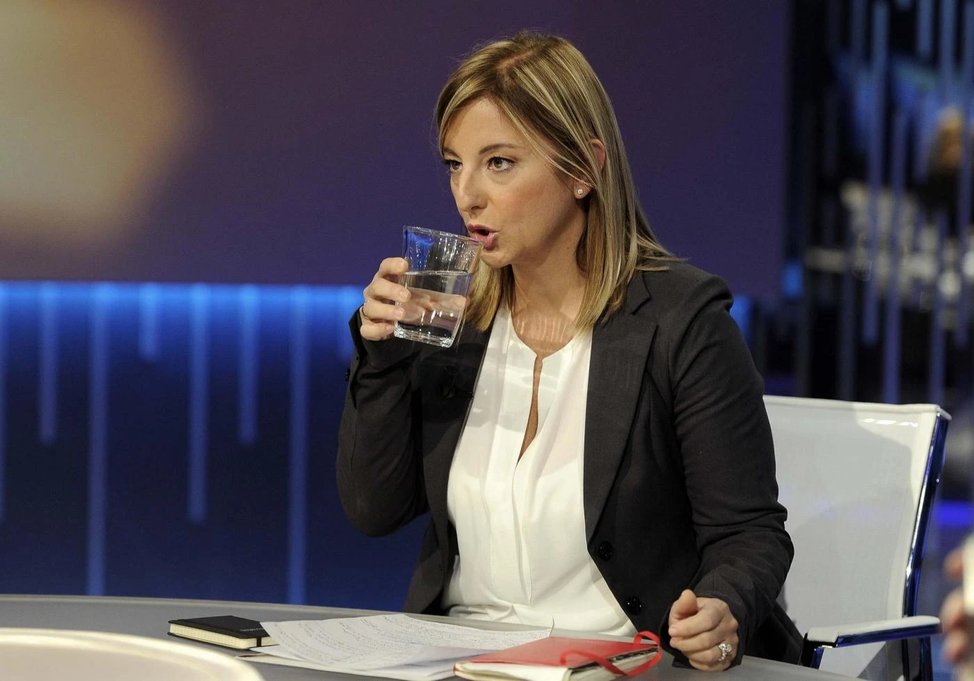 Roberta Lombardi, domanda scomoda: "Lei da che parte sta?", la reazione della grillina