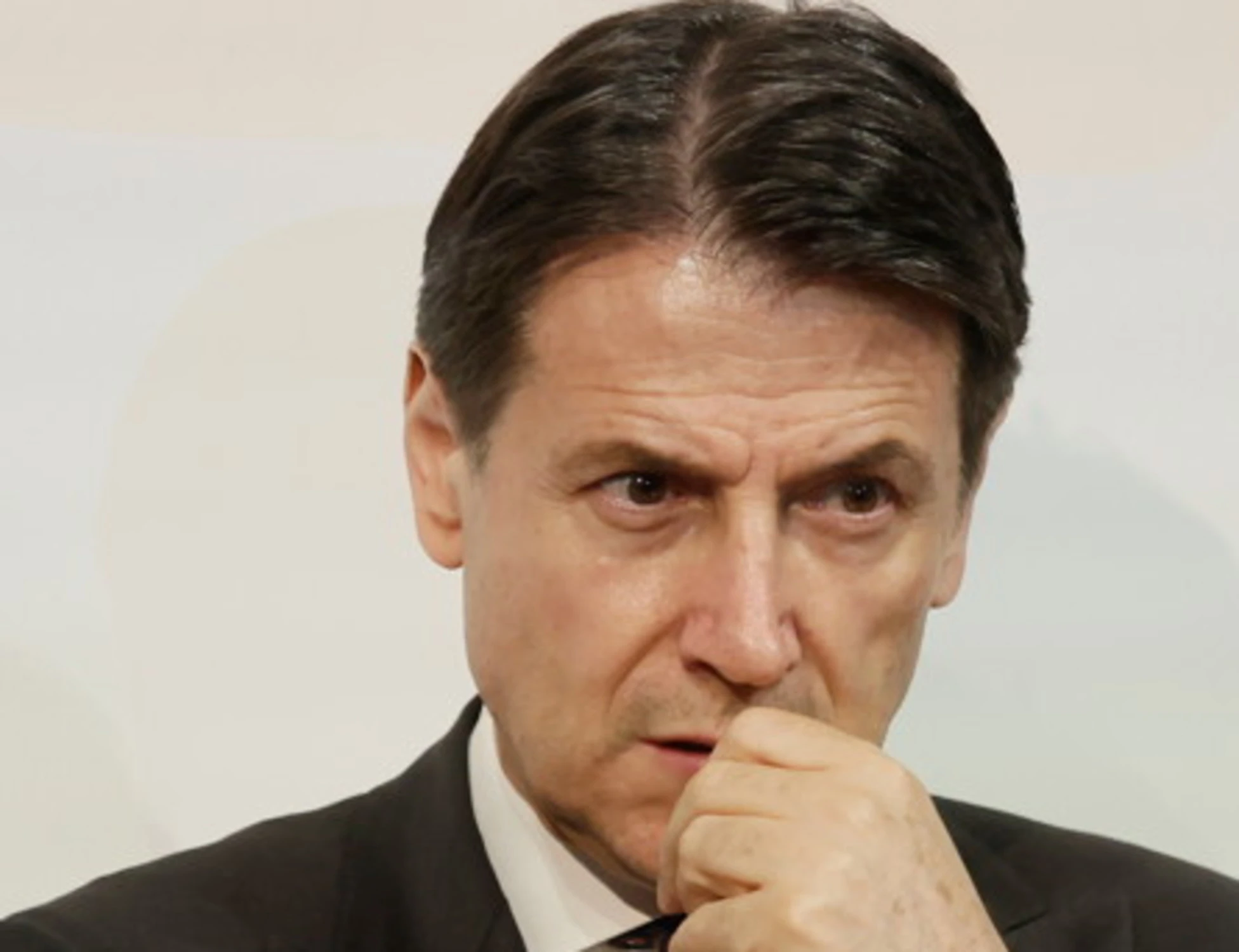 Covid, altra bomba giudiziaria su Giuseppe Conte: "Tamponi, esercizio abusivo della professione"