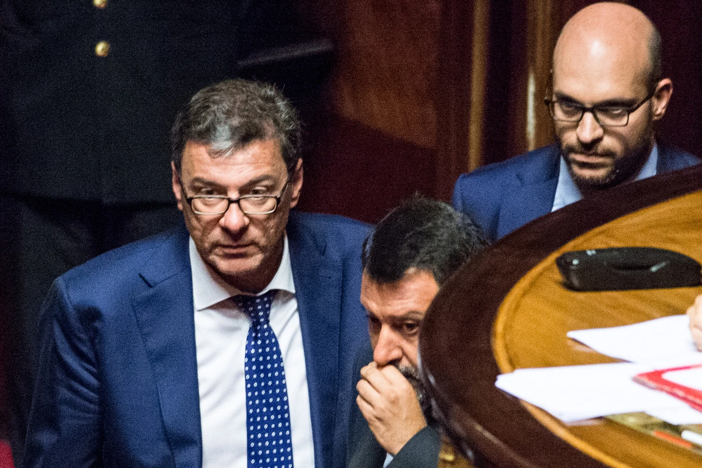 Giancarlo Giorgetti "intercettato" al Senato: "Ma di che parlate?", lo sconcerto del leghista