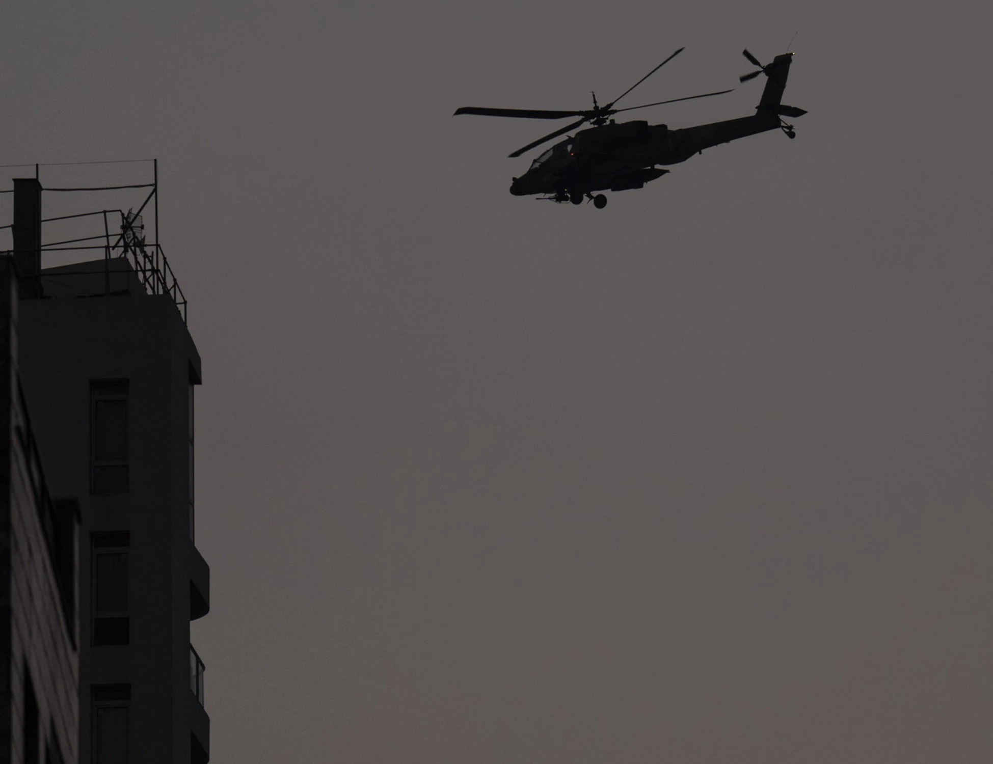 Iran, la guerra nel Golfo in diretta. 007 iraniani arrestano 54 persone accusate di essere agenti per Usa e Israele