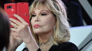 Amanda Lear e il sesso a 80 anni, sconvolgente confessione: "Lo faccio 2 ore al giorno"
