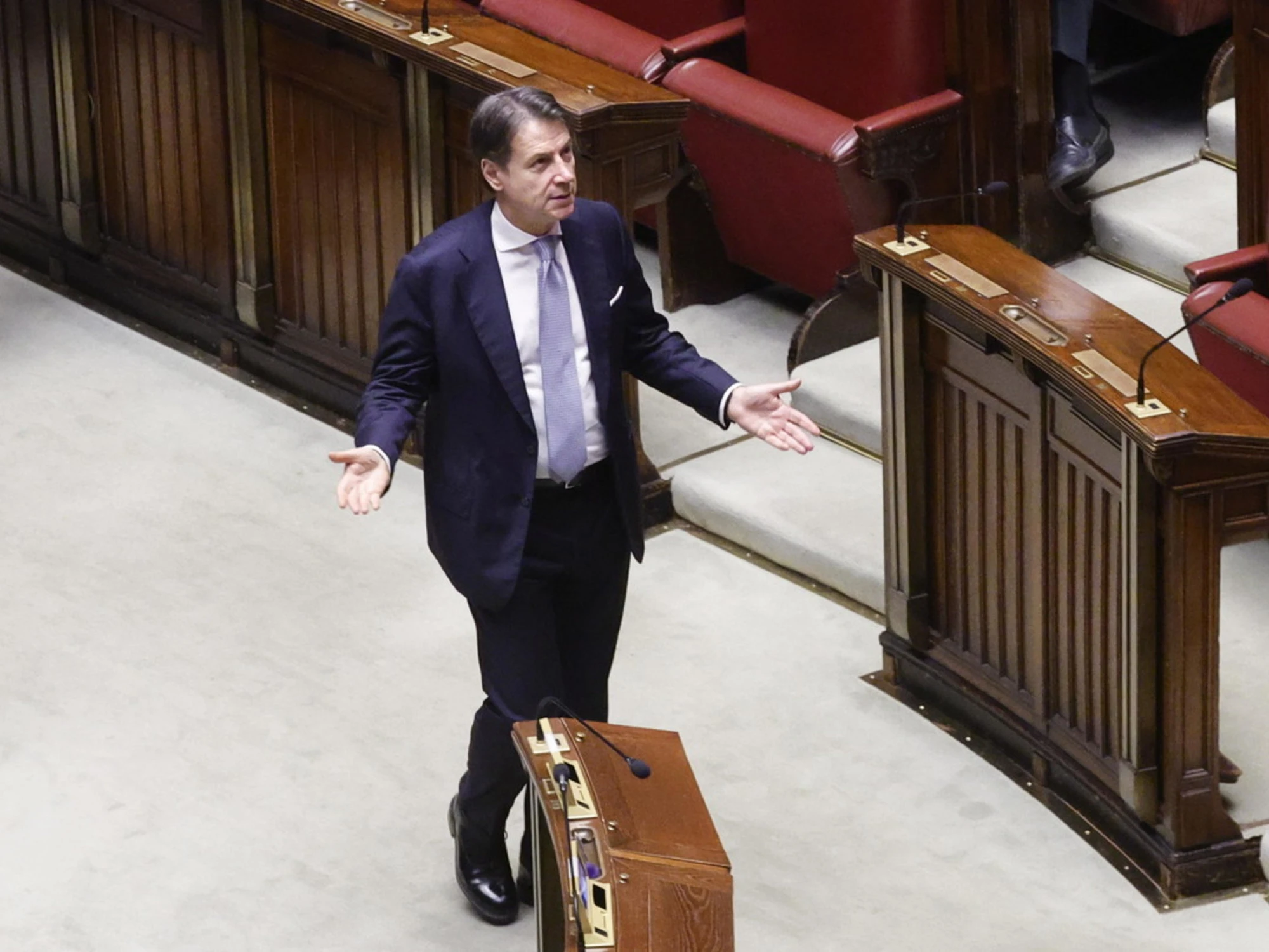 Legge elettorale, Conte torna in Aula per ascoltare Schlein ma non la applaude: esplode il campo largo