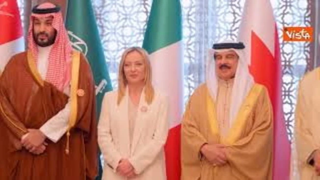 Meloni partecipa a Vertice cooperazione del Golfo in Bahrein, immagini