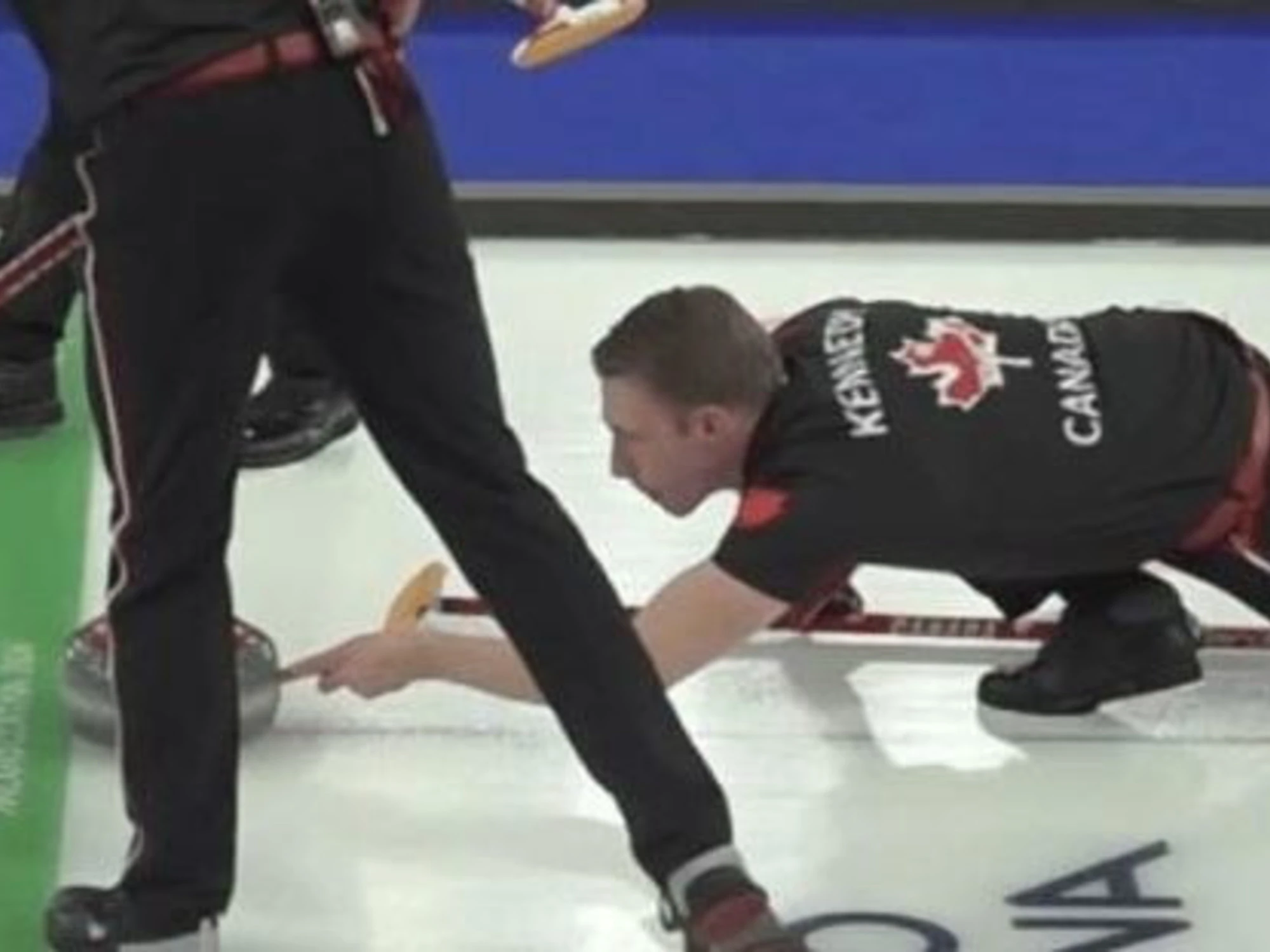 Milano-Cortina, rissa senza precedenti nel curling: "Bari", "La scopa mettitela...":