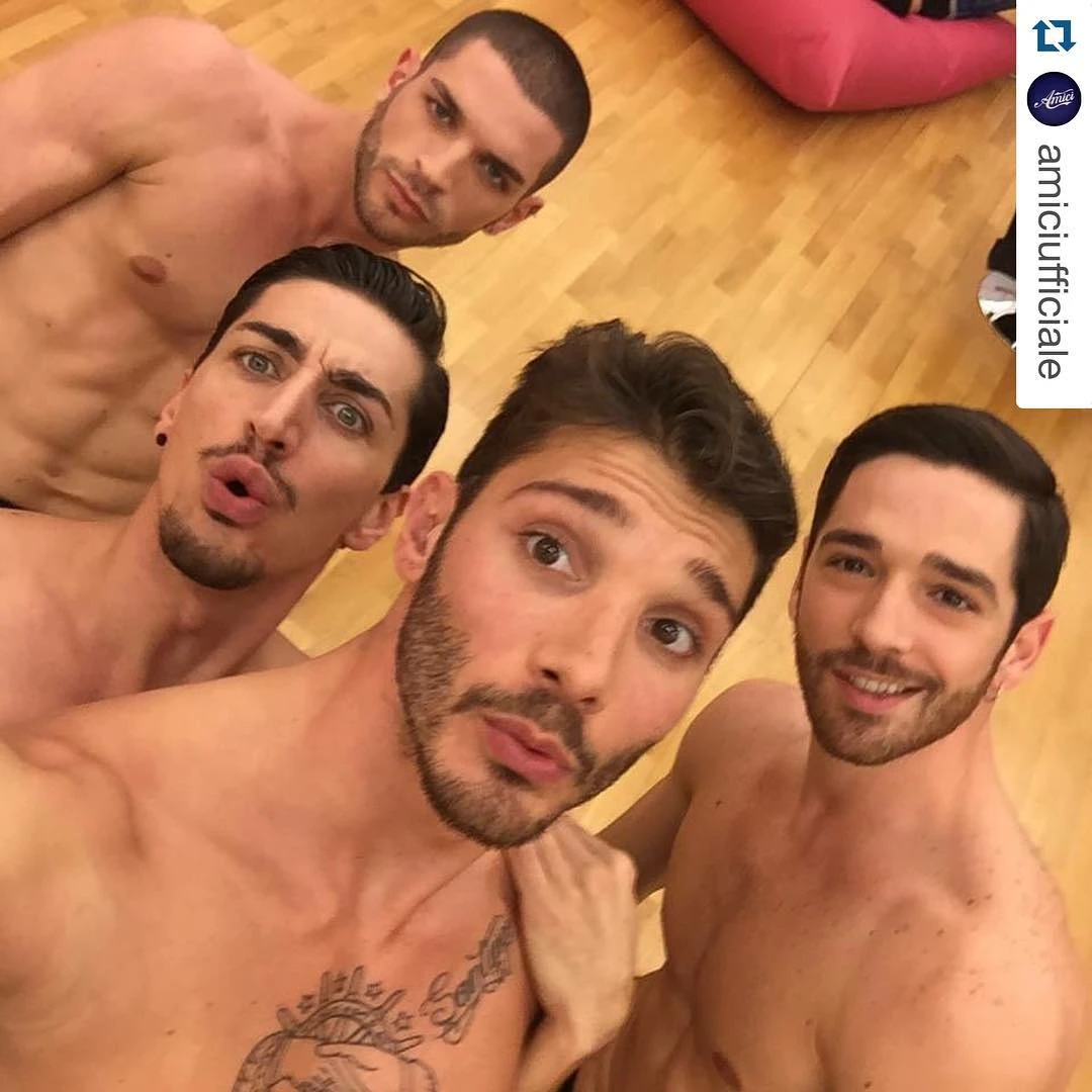Stefano De Martino senza Belen ma con tre... La foto che imbarazza l'argentina