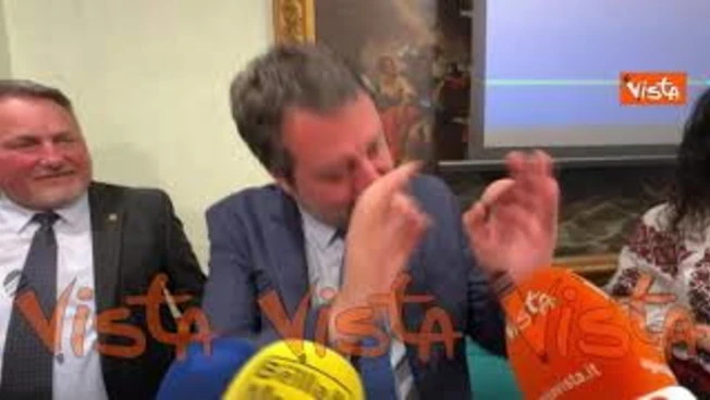 Salvini: Apprezzo lo sforzo creativo, ma non rispondo a domande su Governo e va via