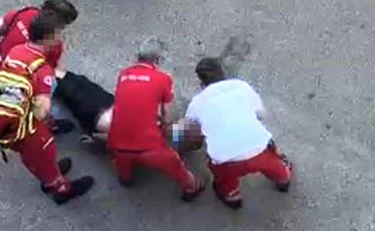Fakir, il video della rianimazione. Il legale: "Volto marrone per lo spray"