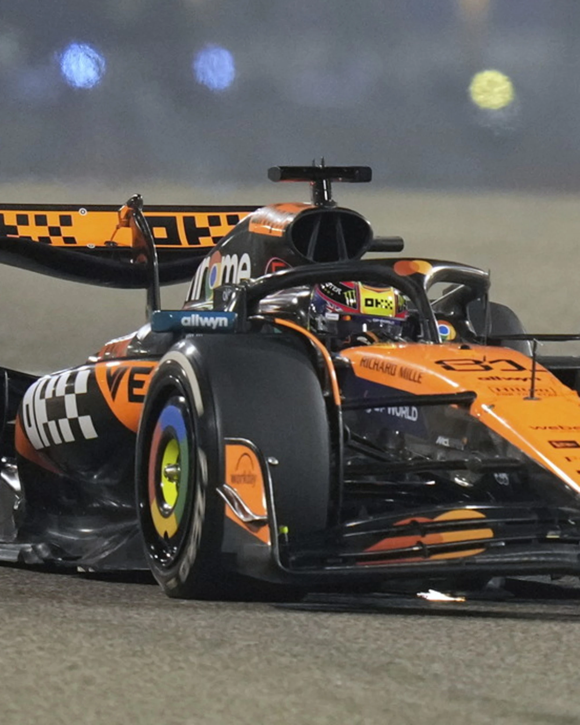 Gp Bahrain, pole per Oscar Piastri: terzo Leclerc, Hamilton solo nono