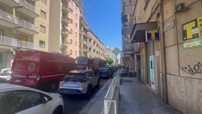 Omicidio a Palermo, un uomo si barrica in casa: le immagini