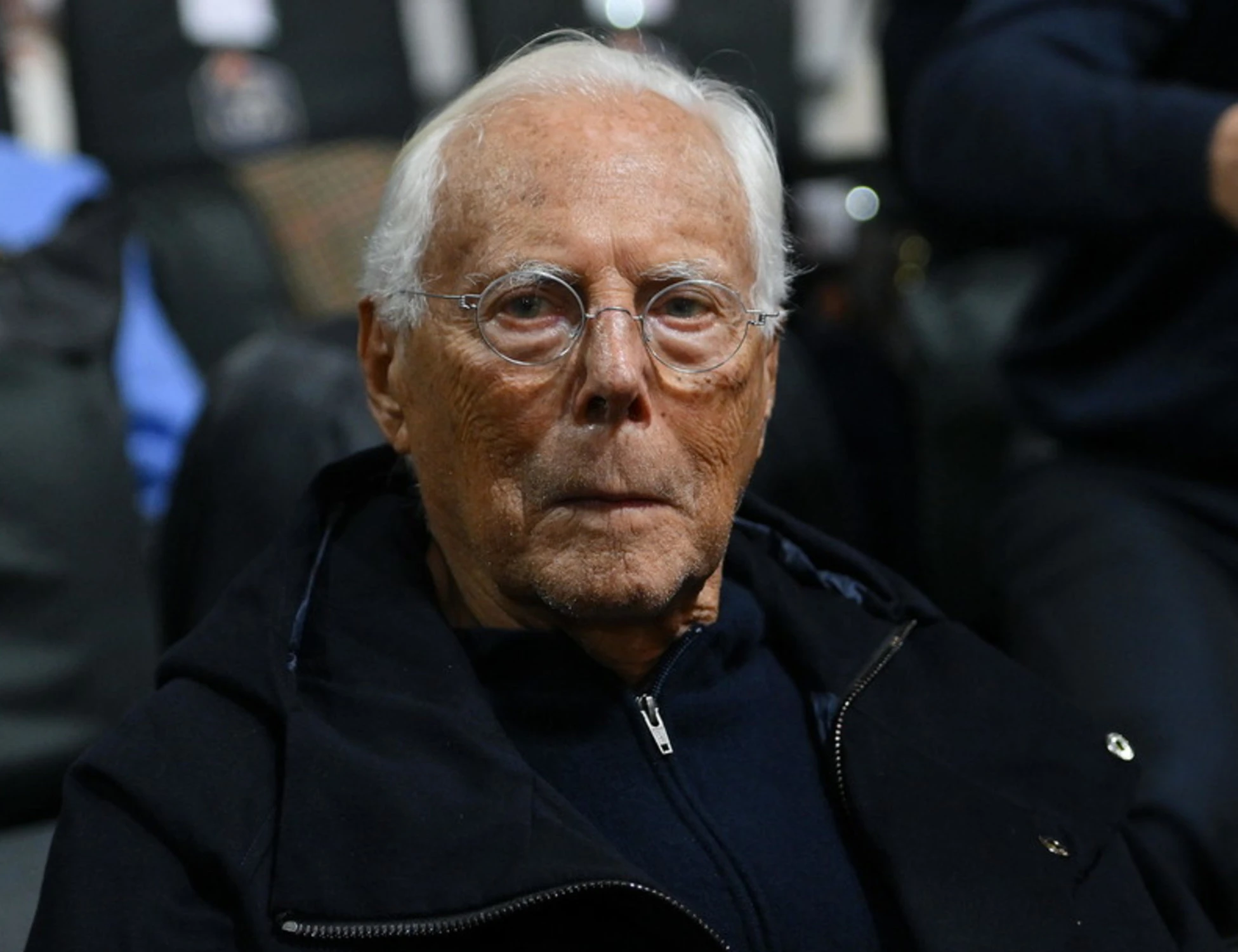 Armani, dallo "stilista antifascista" alla lotta al maschilismo: come lo tirano per la giacca