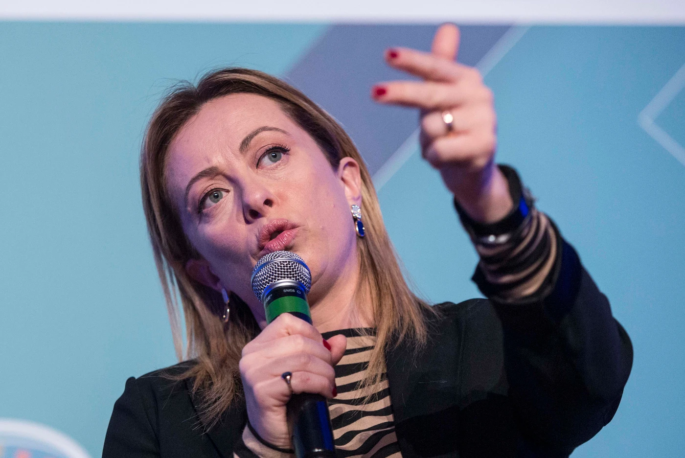 Giorgia Meloni contro Roberto Gualtieri: "Non rispetta il silenzio elettorale nel giorno del voto"