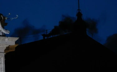 Conclave, cosa c'è dietro il maxi ritardo della fumata
