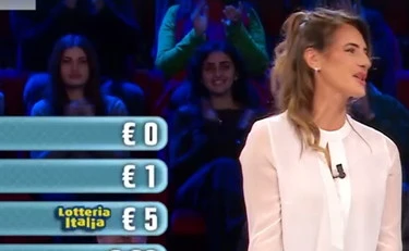 Affari Tuoi, pioggia di insulti contro la fidanzata di Giancarlo: "Imbavagliatela"
