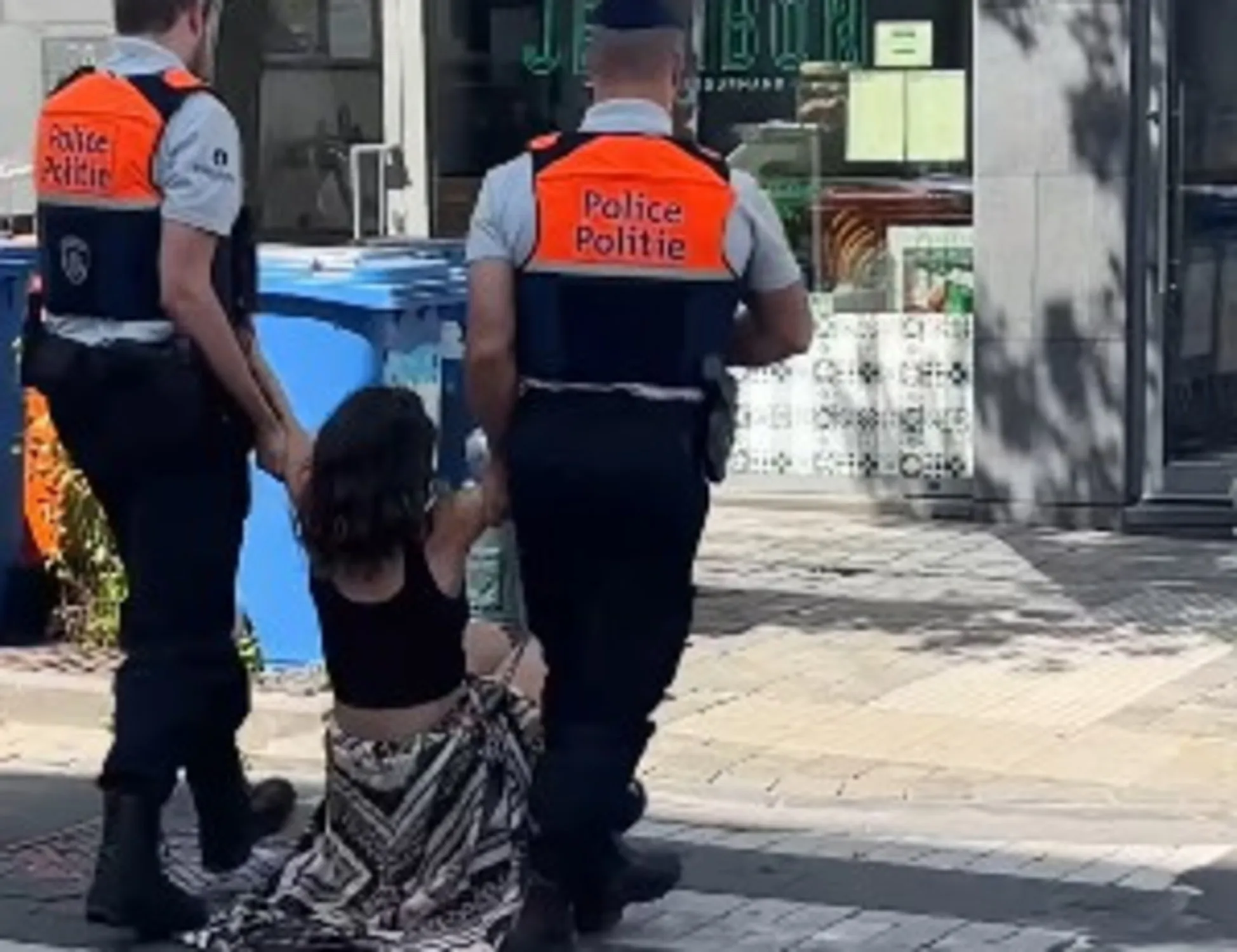 Leggi l'articolo: La polizia usa la forza contro la Scuderi: trascinata via. Finisce male: il video da Bruxelles