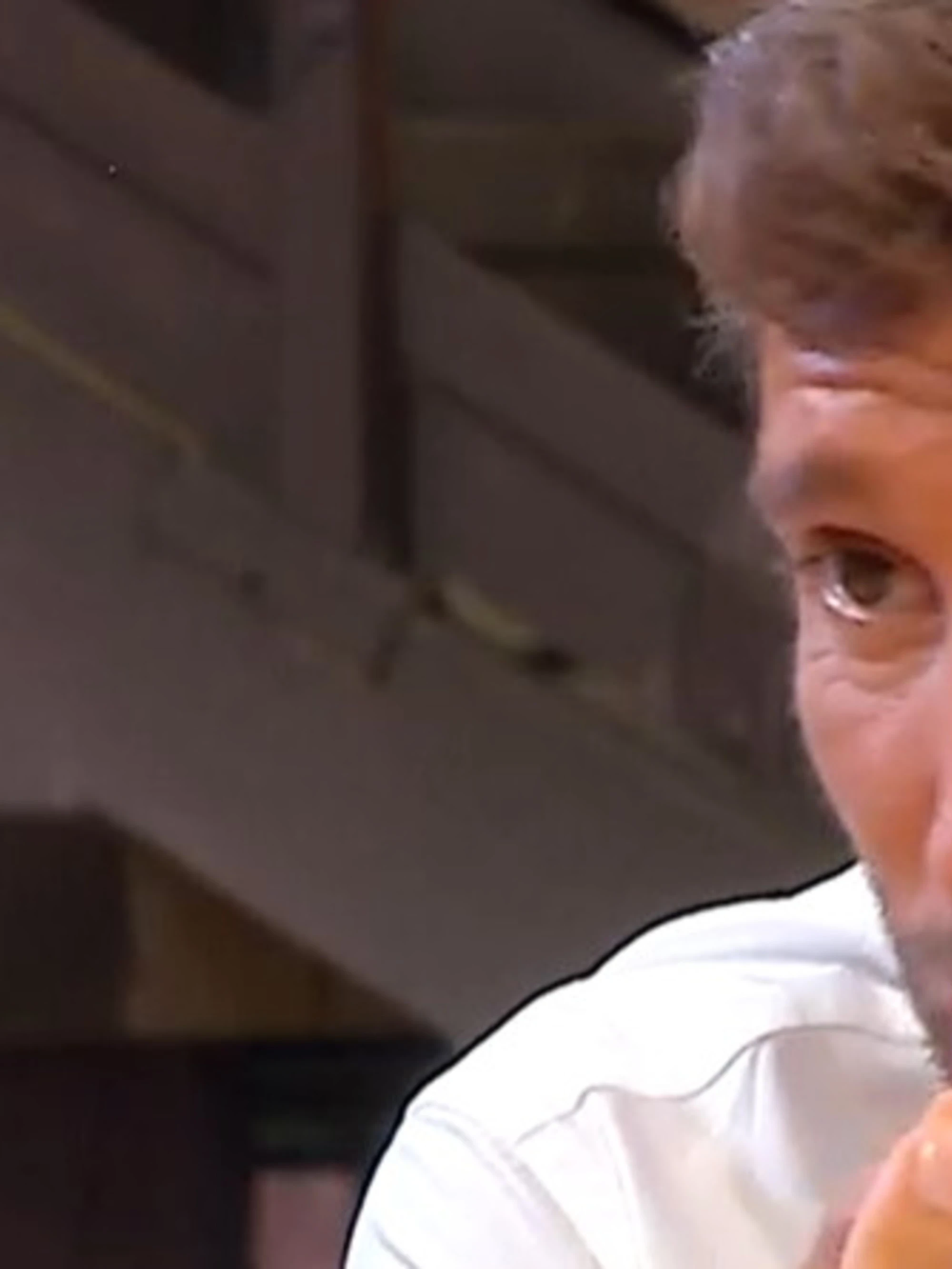 Affari Tuoi, De Martino sbotta: "Lei è un cretino". Colpa della "Ruota della Fortuna"...