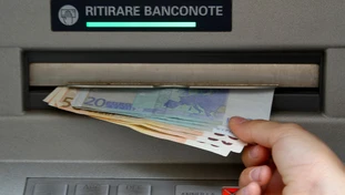 Bancomat, il salasso: cosa accade coi pagamenti con carta