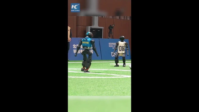 Cina, robot programmati da studenti delle scuole medie giocano a calcio