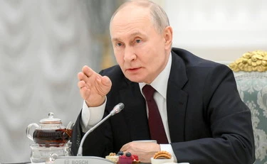 Vladimir Putin, stop a WhatsApp per il terrore di morire: la decisione estrema