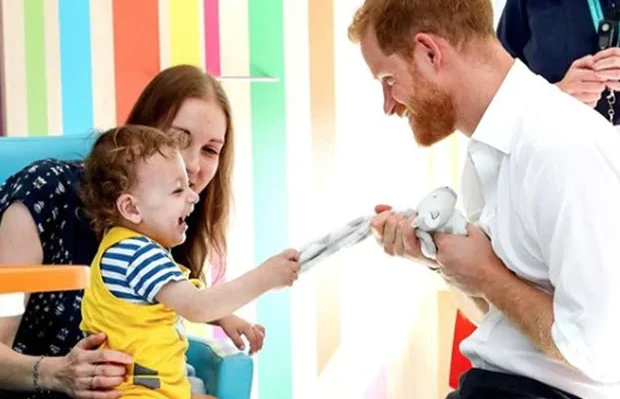 Principe Harry, trent'anni dopo Lady Diana: quel toccante gesto in ospedale, Regno Unito commosso