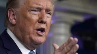 Coronavirus, Donald Trump soccorre gli Stati Uniti: 2.000 miliardi di aiuti, 1 milione di militari e riconversione industriale