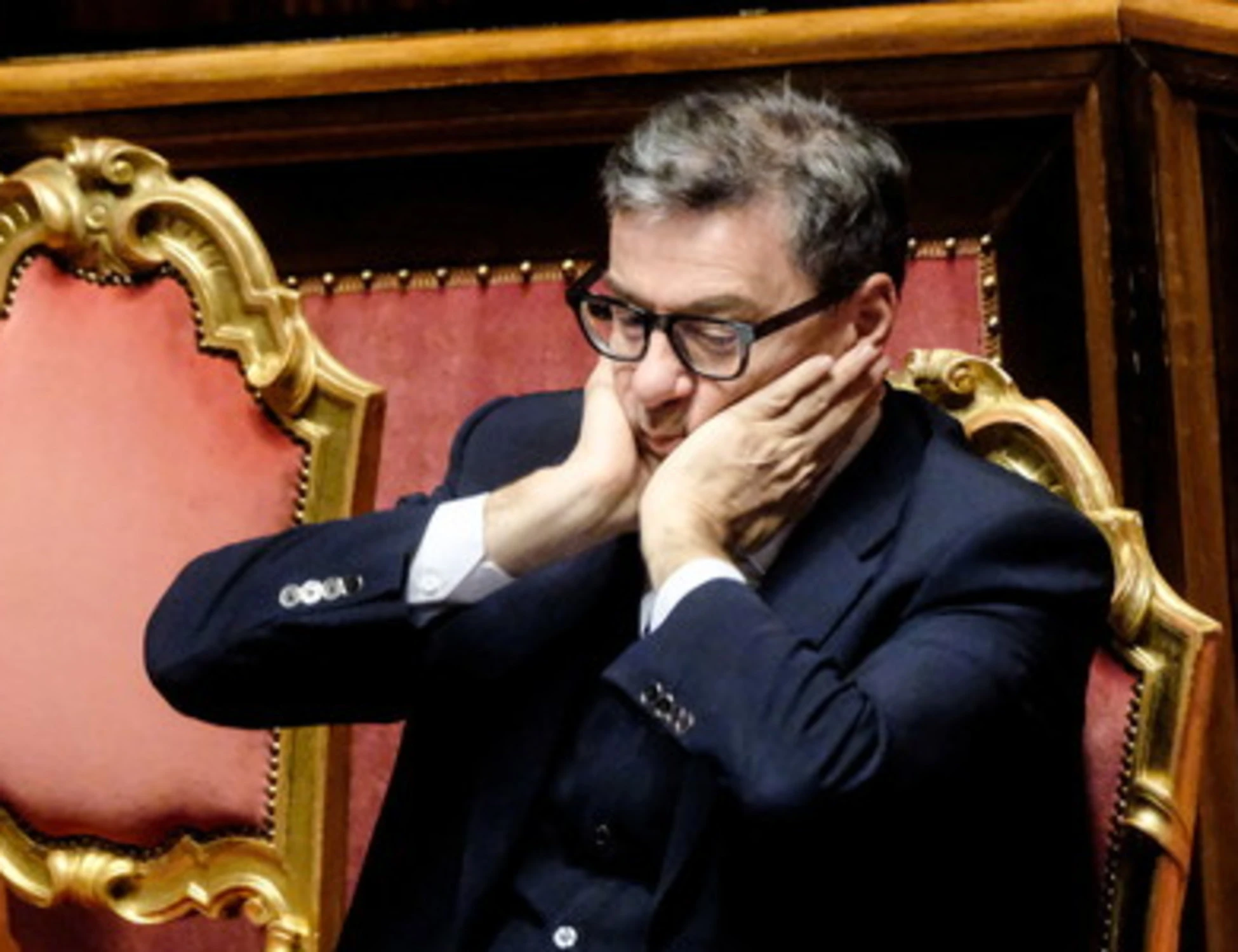 Manovra, Giorgetti e la tassa sui pacchi: "Stavano uccidendo i negozi". Cosa cambia nel testo
