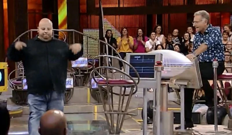 Avanti un altro, il dramma del valletto sovrappeso di Paolo Bonolis. Balla poi si ferma: gelo in studio