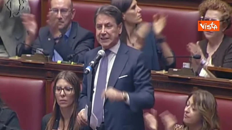 Chat Delmastro, protesta del M5S in Aula a Montecitorio con i cellulari, Conte: Fuori le chat