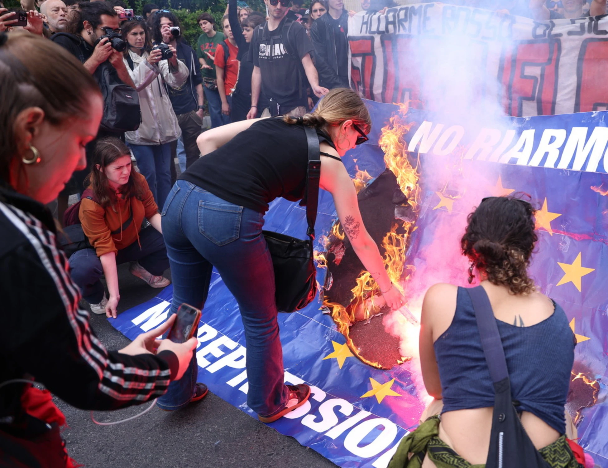 Pro-Pal contro Libero, "sotto la redazione": contestatori da operetta