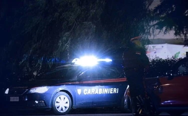 Parma, tenta il furto ma finisce male: intrappolato sul tetto di un'auto chiama il 112